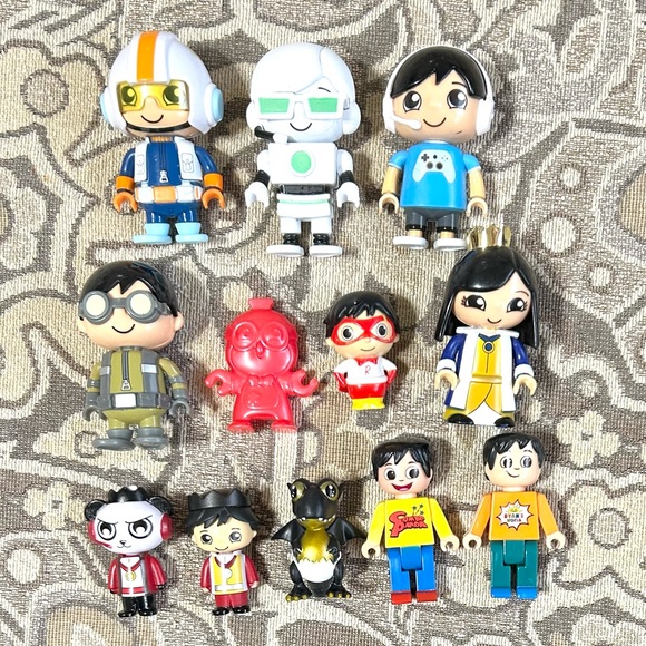 13 Ryan’s World: Space Pilot, White Robot, Gamer, 2 Princes, Shelldon Dragon +7 - Picture 1 of 4